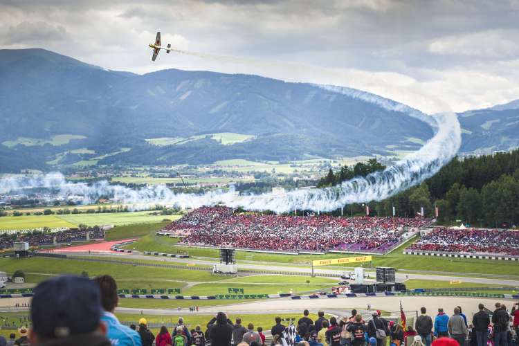 F1 GP Austria 2016 Programm Airshow Philip Platzer Red Bull Content Pool