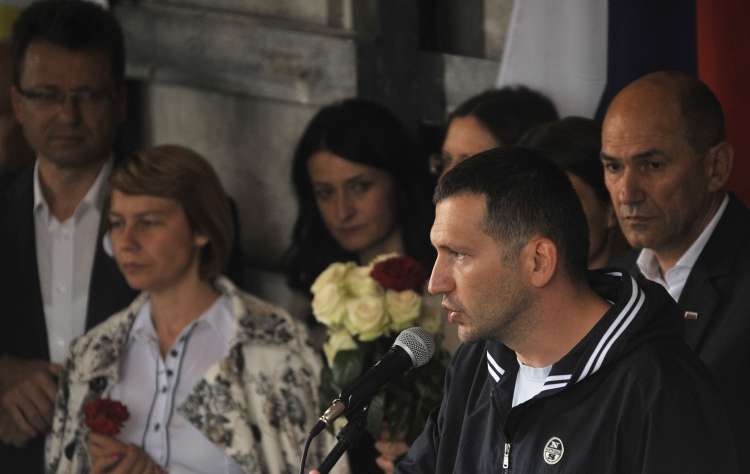 Damir Črnčec je leta 2014 vodil odbor, ki se je zavzemal za izpustitev Janeza Janše iz zapora na Dobu. Istega leta sta se z Janšo razšla.
