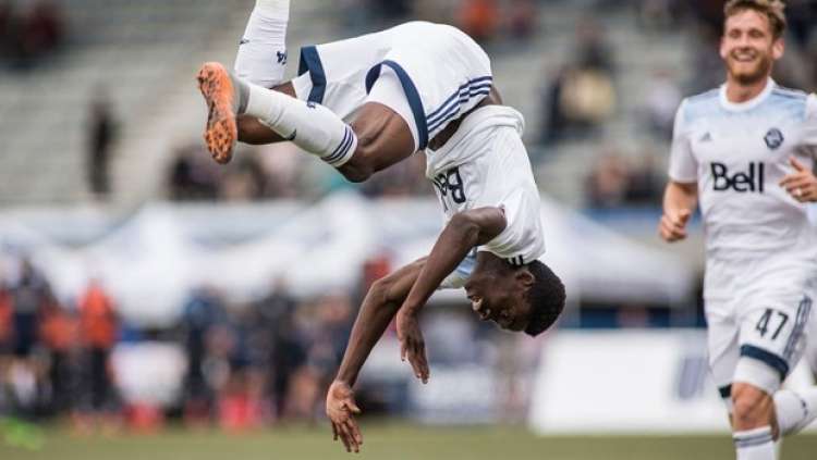 Alphonso-Davies-flip