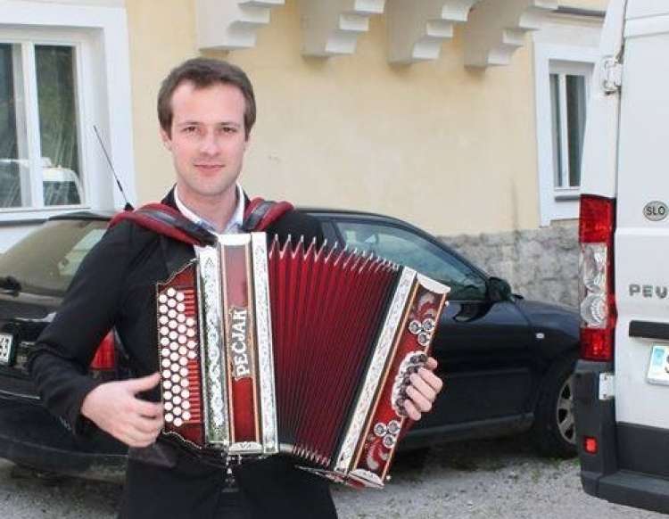 Luki Adamiču (ansambel Azalea) so ukradli dve harmoniki.
