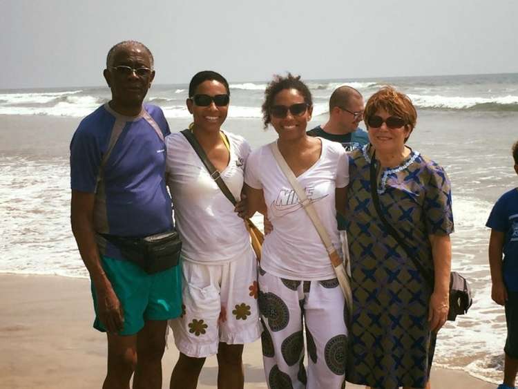 Irena s sestro in starši na plaži Labadi.