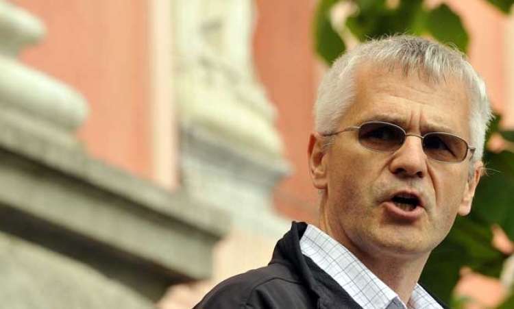 Čeprav je Mitja Štular dolgoletni kader SDS, je pri vprašanju prevzema Actuala I.T. odkrito nastopil proti Cvetku Sršenu, izbrancu iste stranke za vrh Telekoma.