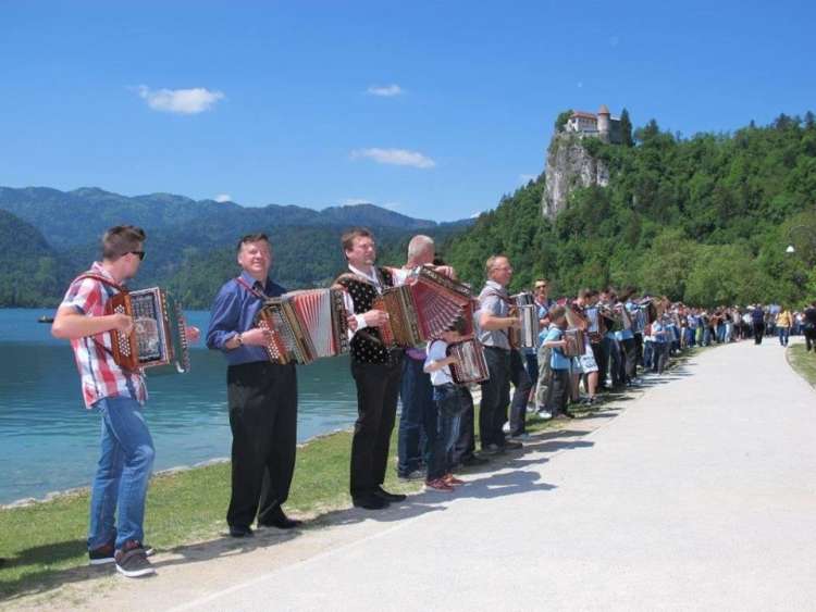 Harmonike ob Blejskem jezeru.