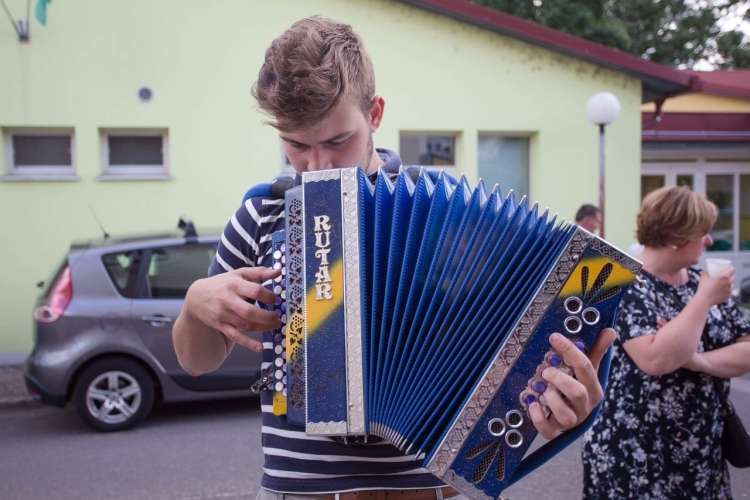 Mladenič pravi, da igra z dušo in srcem, za ljudi, ki imajo radi domačo glasbo. Ukradeno harmoniko naj bi imel prvi na Štajerskem.