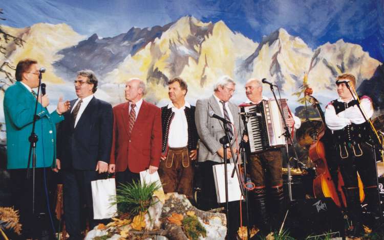 VINKO ŠTRUCL (drugi iz leve) v družbi Vinka Šimeka in njegovih Slovenskih muzikantov