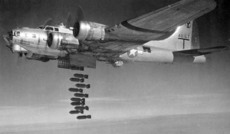 Ameriški bombnik B-17 med drugo svetovno vojno.