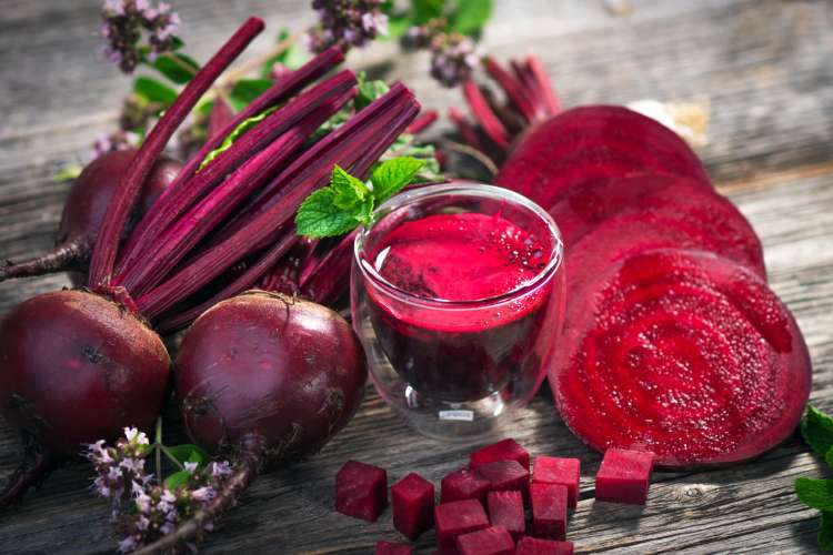 V rdeči pesi najdemo veliko vitaminov, med katerimi zagotovo izstopa železo, kalcij, magnezij, fosfor, kalij in cink, prav tako pa tudi vitamine, med katerimi prednjačita vitamin A in C ter folna kislina. Rdeča pesa je tudi dober vir antioksidantov, med katerimi izstopa betalain