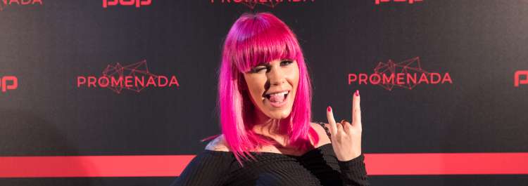 Prekmurka z rožnatimi lasmi Nika Zorjan uživa v vsakem trenutku v šovu.