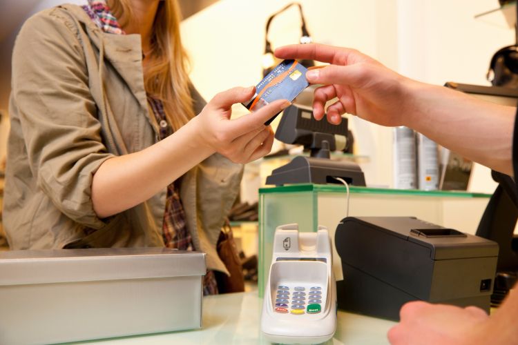 Kreditna kartica, bančna kartica, nakupovanje.jpg