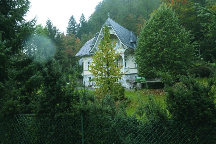 Vila Ciklama na Bledu, ki je bila do sedaj v lasti trgovca z elektriko Veljka Karasa.