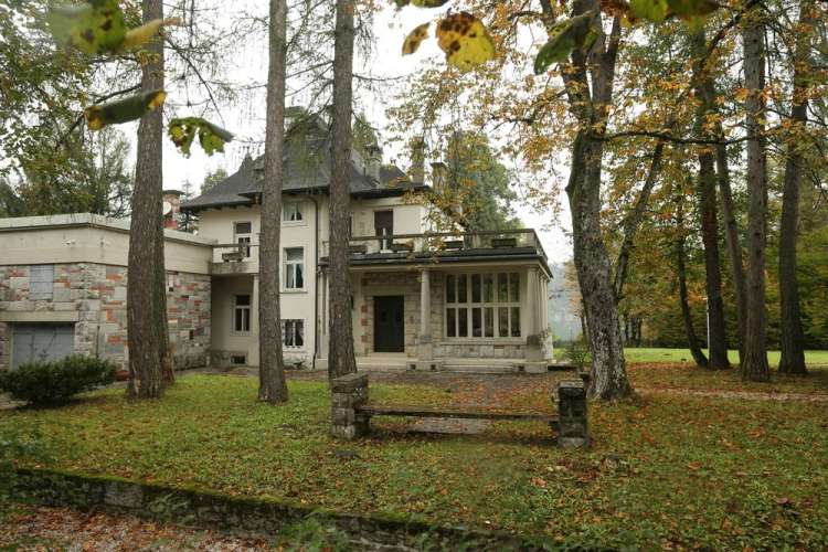 Vila Epos na Bledu, ki sta jo leta 2017 za 2,4 milijona evrov kupila Iza in Samo Login.