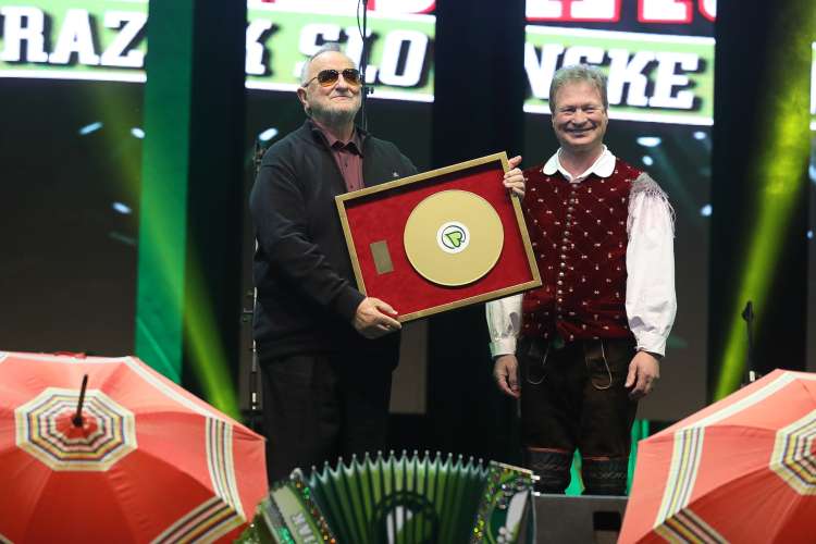Tomaž Tozon je leta 2016 iz rok Franca Miheliča prejel Zlato ploščo Radia Veseljak za izjemno življenjsko delo.