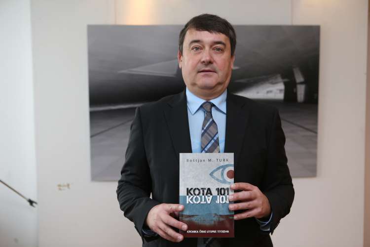 Turk je leta 2017 izdal knjigo Kota 101, v kateri je opisal tudi svoje videnje zadeve Patria. Predstavil jo je decembra. Le dober mesec dni pozneje je Janši poslal sporočilo z obtožbami na račun njegove soproge.