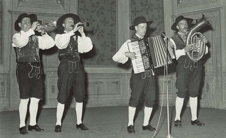 Gorenjski kvartet v sestavu (od leve proti desni): Franc Košir (trobenta), Vilko Ovsenik (klarinet), Slavko Avsenik (klavirska harmonika) in Franc Ogrizek (bariton)