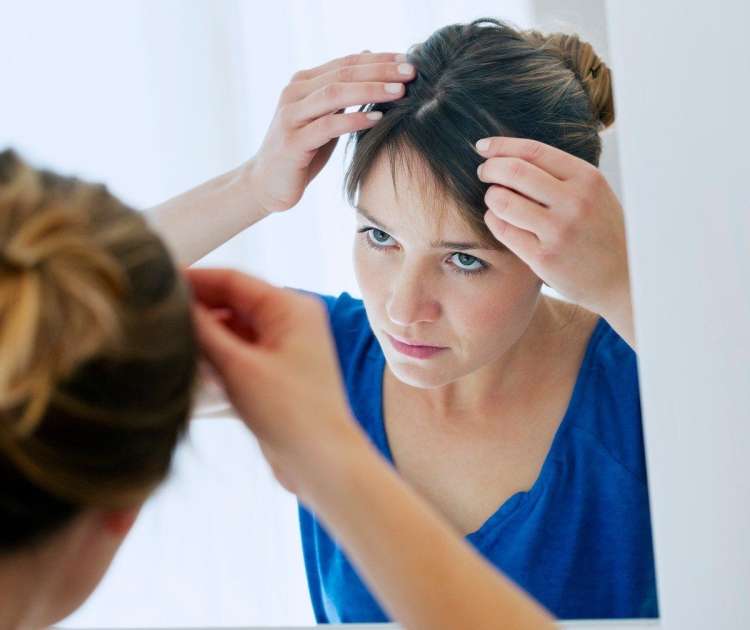 Najpogostejši vzrok prhljaja je seboroični dermatitis ali seboreja. Glavni vzrok za nastanek seboreje pa je povečano izločanje loja iz žlez lojnic. Naslednji zelo pogosti vzroki so suha koža, občutljivost za določene izdelke za lase in različna kožna stanja, kot sta ekcem ali luskavica. Veliko vlogo igrajo tudi zunanji vplivi in prehrana.