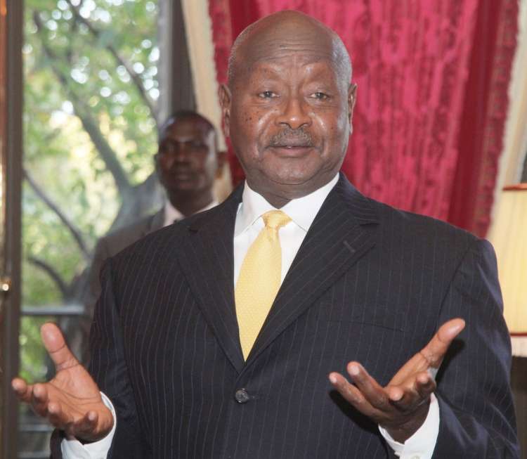 Najdaljši mandati so običajno v Afriki. Na fotografiji predsednik Ugande Yower Museveni, ki svojo stranko vodi od leta 1986, torej sedem let dlje kot Janša.