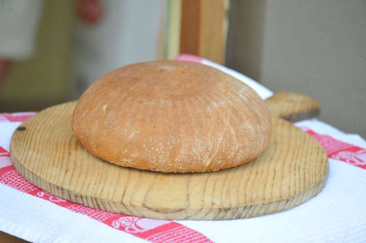 Prvi val, ki so ga zaradi zaprtja javnega življenja mnogi preživeli doma, je bil tudi čas peke domačega kruha.