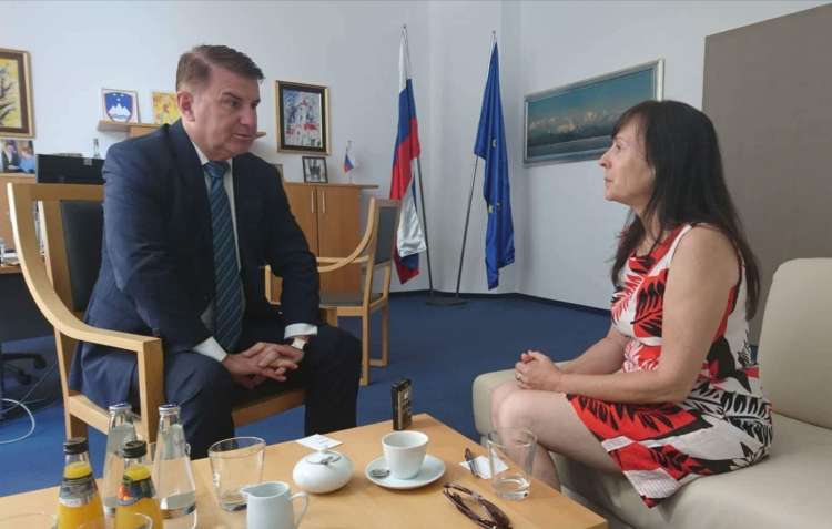 Edita Žugelj v pogovoru z veleposlanikom Francem Butom v Berlinu.