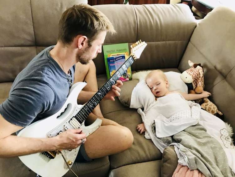 Očka Gregor, priznani glasbenik, svojemu fantku veliko igra.