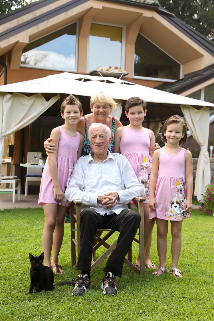 Toni Gašperič z vnukinjami