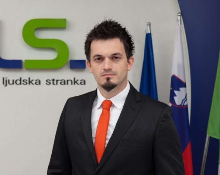 Eno redkih slovenskih podjetij, ki bi zaradi nakupa boxerjev ustvarilo dodatne posle, ima odlične politične povezave na desnici. Na fotografiji njegov prokurist Primož Jelševar.