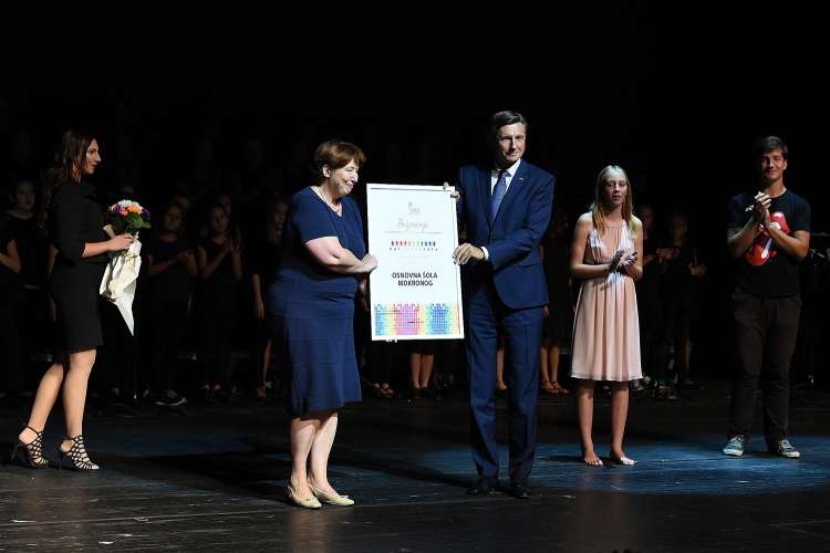 Ravnateljica OŠ Mokronog Zvonka Kostrevc in predsednik RS Borut Pahor3.jpg