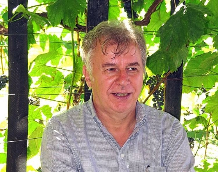 Franci Smrekar, priznani pisec besedil za narodno-zabavno glasbo, je več kot tri desetletja živel in delal v tujini.