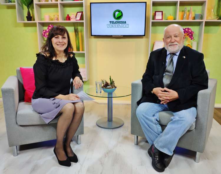 Novinarka Edita Žugelj in minister za Slovence v zamejstvu in po svetu med intervjujem za Radio in TV Veseljak.