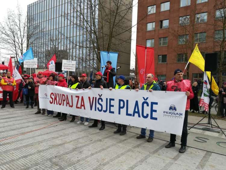 Protest sindikatov pred sedežem Gospodarske zbornice Slovenije (GZS).