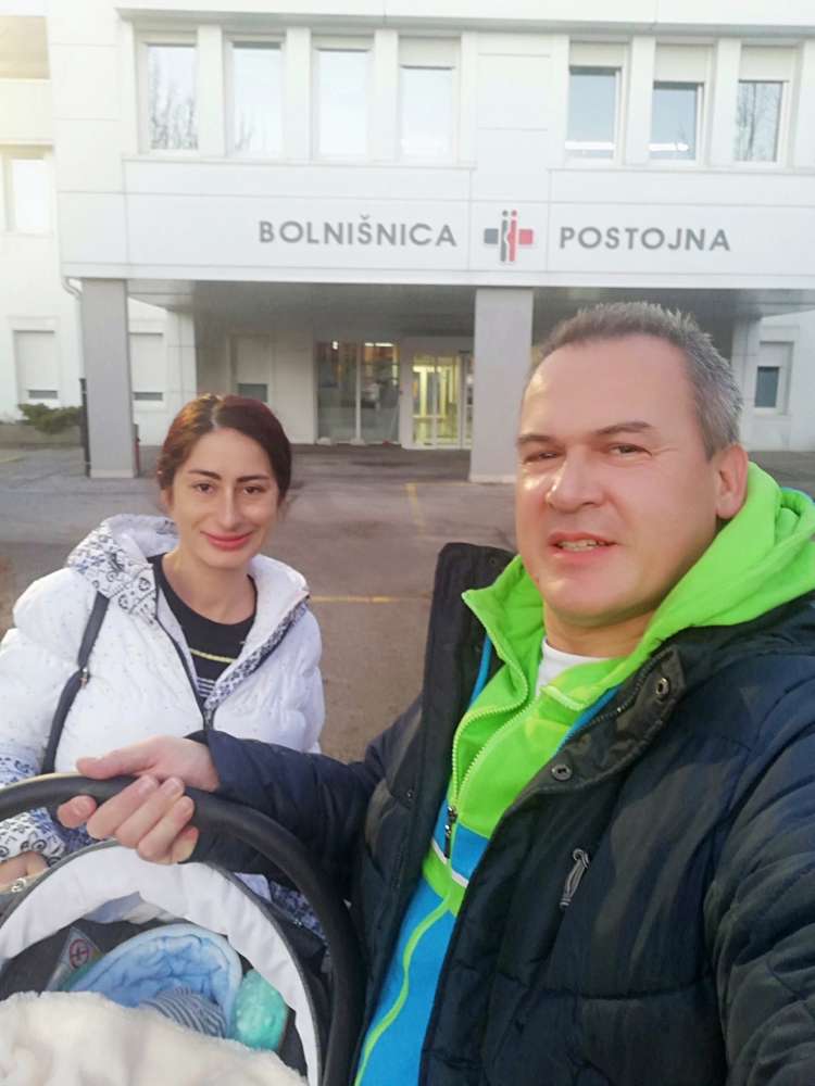 Tanja Vidic Goršak in Aleš Goršak sta se z dojenčkom v naročju srečna odpravila domov.