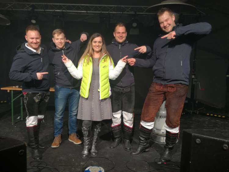 Ansambel Naveza in Veseljakinja Nina