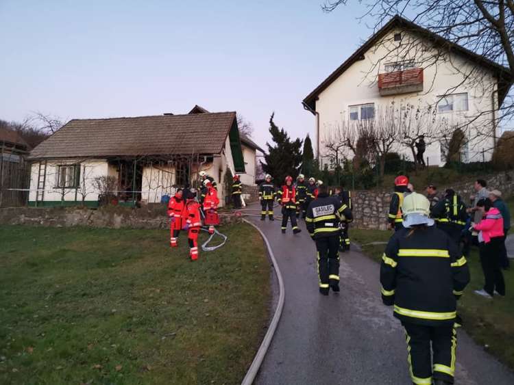 Posredovali so prostovoljni gasilci PGD Mirna, Volčje Njive in Selo pri Mirni.jpg