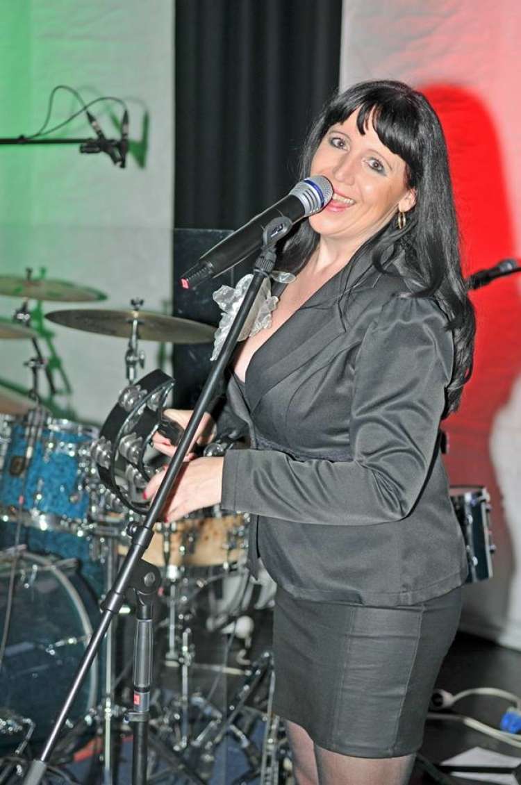 Karmen Sreš, pevka skupine Avantura