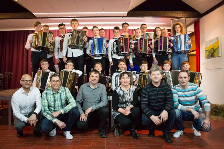 Združeni orkester diatoničnih harmonik slovenskih glasbenih šol v Čatežu.