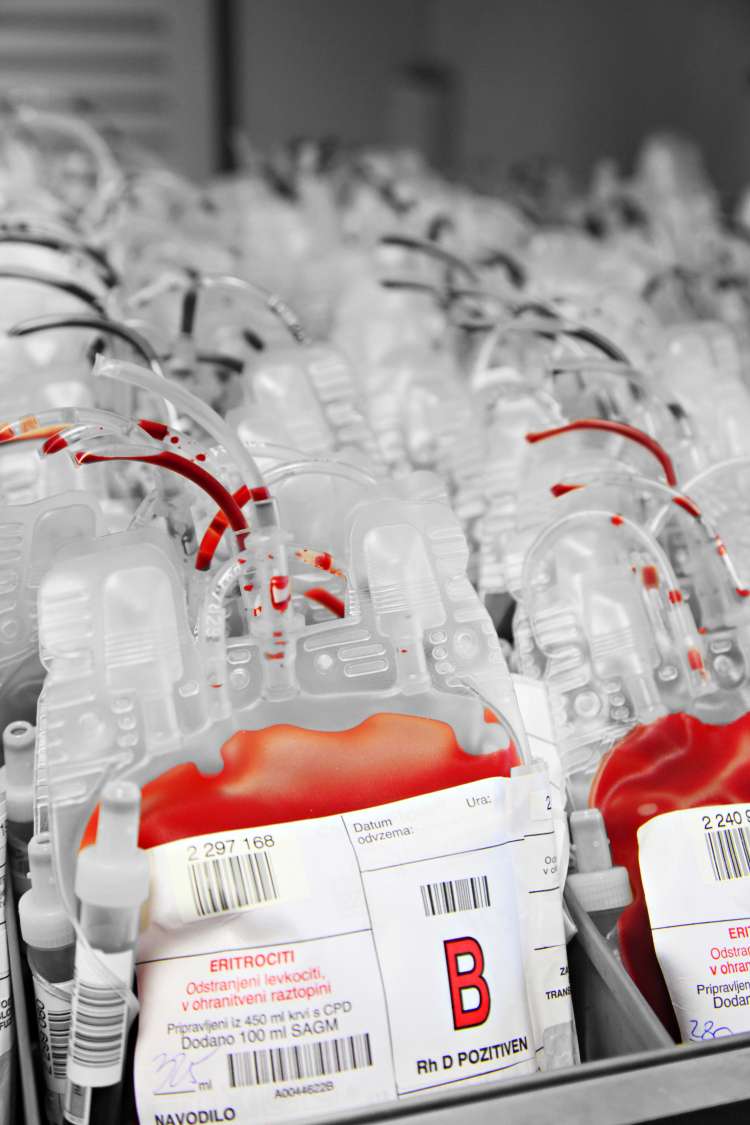 Na Zavodu za transfuzijsko medicino do krvi pridejo s krvodajalskimi akcijami, torej brezplačno in brez javnih razpisov.