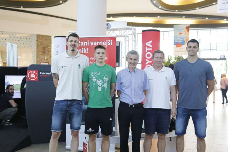 Ambasadorji prometne varnosti, člani Košarkarskega kluba Krka in Tomaž Taufer (na sredini)