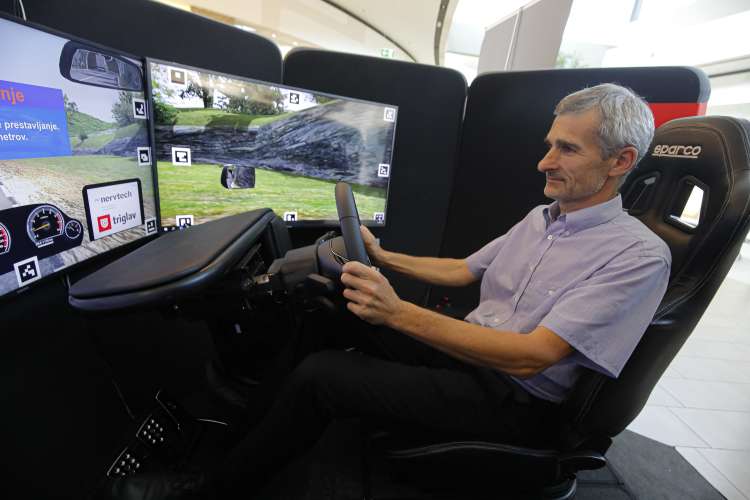 Za volan simulatorja je sedel tudi predstavnik Zavarovalnice Triglav Tomaž Taufer.jpg