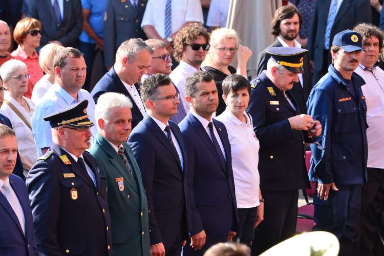 Kaj bo naredilo ministrstvo za obrambo, ki ga vodi Marjan Šarec (v sredini). Ob njem na levi Darko But.