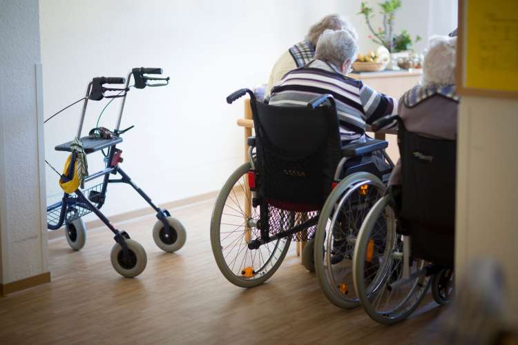 starejši, invalidski voziček, doma za upokojence