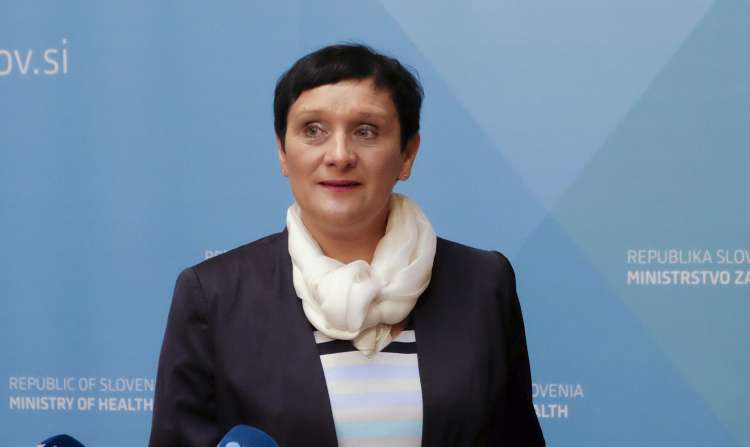 Predsednica Zbornice zdravstvene in babiške nege Slovenije Monika Ažman opozarja, da vlada s prisilo in represijo ne bo prepričala zdravstvenih delavcev v cepljenje proti covid-19.