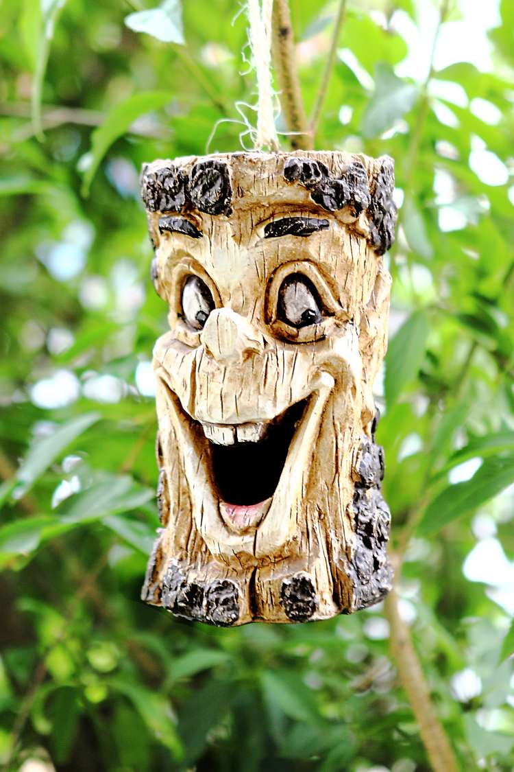 Smejoč se drevesni obraz kot hranilnik ptic .jpg
