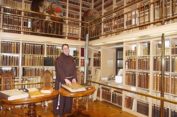 Gvardijan p. Tomaž Hočevar v samostanski knjižnici, ki je resnično vredna ogleda.jpg