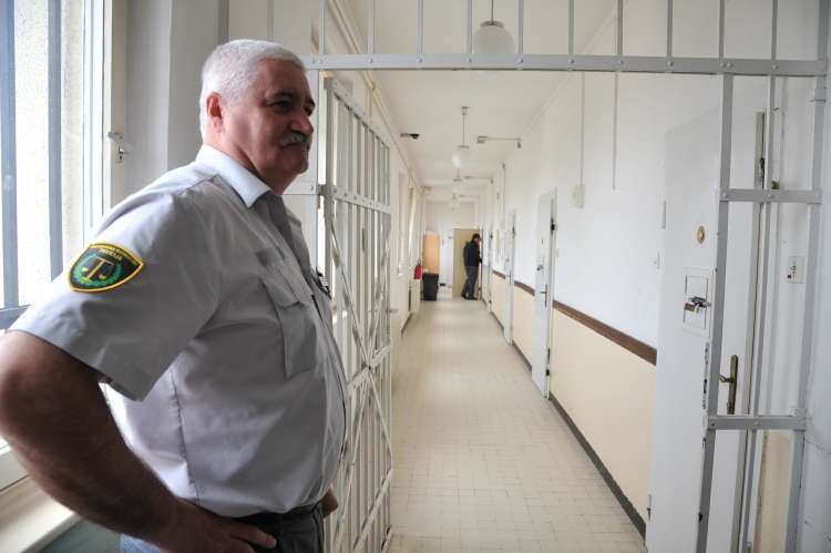 Razmere v slovenskih zaporih so z izbruhom novega koronavirusa postale kritične.