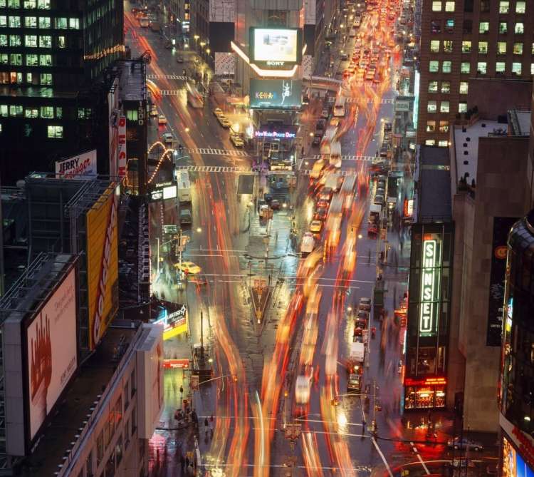 Lažno elektronsko sporočilo, ki naj bi ga poslal R. E., se zaključi z besedami "Lep pozdrav iz NY".Na fotografiji Times Square v New Yorku.