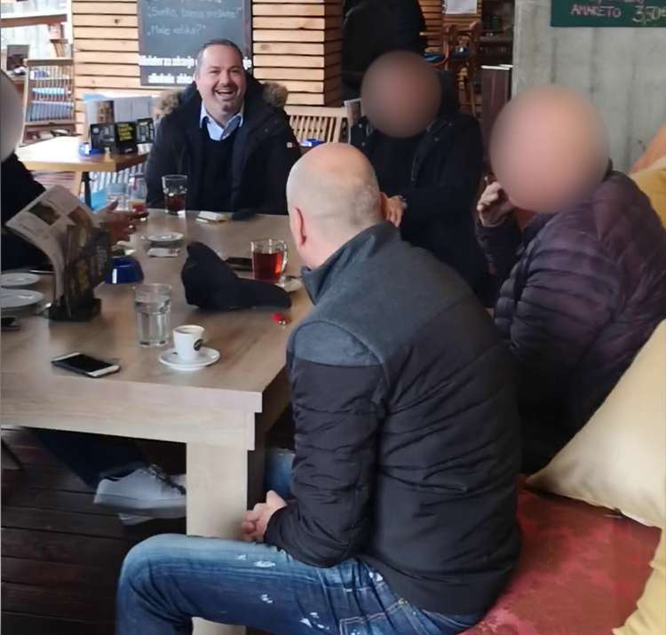 Na video posnetkih se jasno vidi, kdo je glavni v navezi Janković-Bec. Medtem ko Damijan Janković sedi ob vodilnem predstavniku investitorja, Jan Bec sedi ob robu mize, v poznejših pogovorih pa ga ni več zraven.