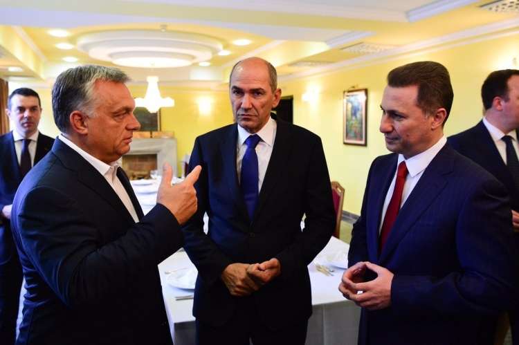 Viktor Orban in Janez Janša sta spletla tesno politično zavezništvo z nekdanjim makedonskim predsednikom vlade Nikolo Gruevskim, ki je nasprotoval Prespanskemu sporazumu. Ta je omogočil vstop Severne Makedonije v zvezo Nato. Američani bodo proti politikom, ki nasprotujejo temu sporazumu, uvedli sankcije.