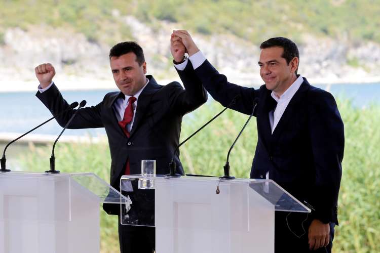 Zoran Zaev in Aleksis Cipras ob podpisu Prespanskega sporazuma.