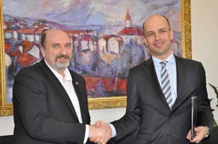 Metliški župan Darko Zevnik in predsednik uprave CGP Martin Gosenca (desno).png