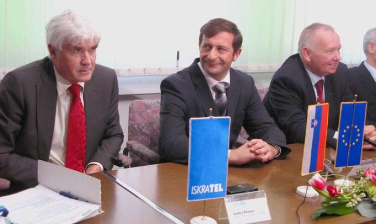 V zadnjih letih je bil glavni ambasador Iskratela in njegovih poslovnih interesov nekdanji minister za zunanje zadeve Karl Erjavec (v sredini). Na fotografiji leta 2007 skupaj z nekdanjim ge...