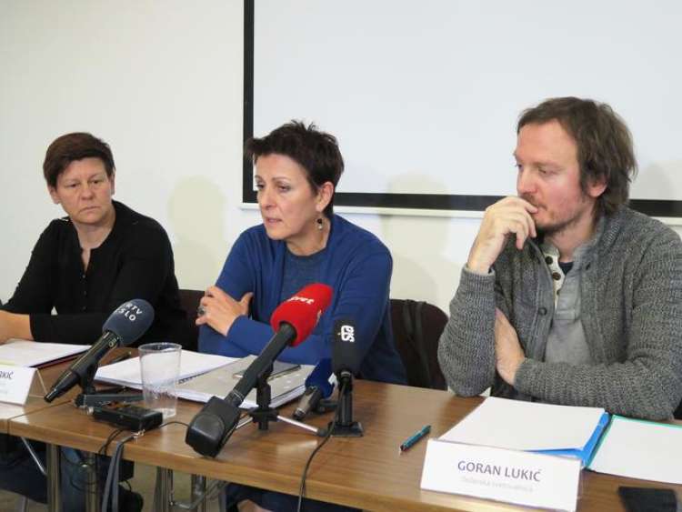 Lidija Jerkič (v sredini), predsednica Zveze svobodnih sindikatov Slovenije, in Goran Lukič (desno) iz Delavske svetovalnice